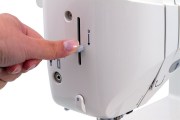 Zatáhnout páčku dolů a je navlečeno - automatický navlékač nitě do jehly.